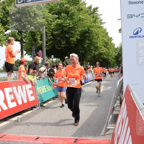 15.06.2025 - REWE Women's Run Strokosch-Dieckow http://msf.ph/oto/7932931 15.06.2025 11:05:09 Ziel 5183, 5184, 5301, 5574, 5596 meine-sportfotos.de