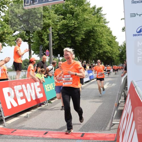 15.06.2025 - REWE Women's Run Strokosch-Dieckow http://msf.ph/oto/7932934 15.06.2025 11:05:09 Ziel 5183, 5184, 5301, 5574, 5596 meine-sportfotos.de