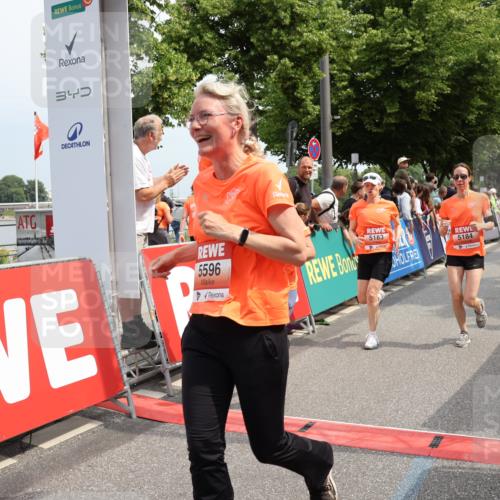15.06.2025 - REWE Women's Run Strokosch-Dieckow http://msf.ph/oto/7932940 15.06.2025 11:05:10 Ziel 5183, 5184, 5202, 5301, 5574, 5596 meine-sportfotos.de