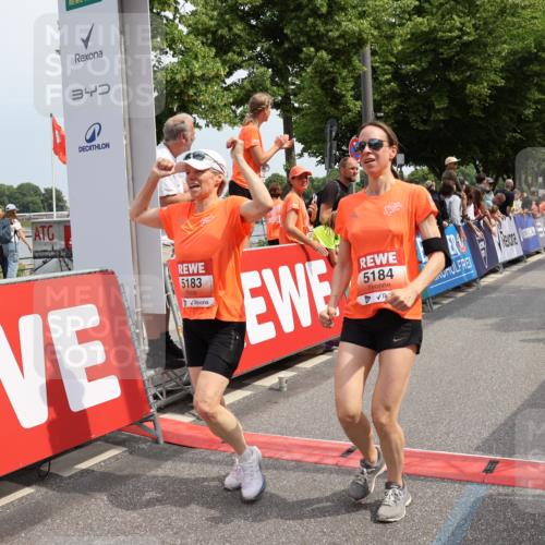 15.06.2025 - REWE Women's Run Strokosch-Dieckow http://msf.ph/oto/7932950 15.06.2025 11:05:11 Ziel 5183, 5184, 5202, 5301, 5596 meine-sportfotos.de
