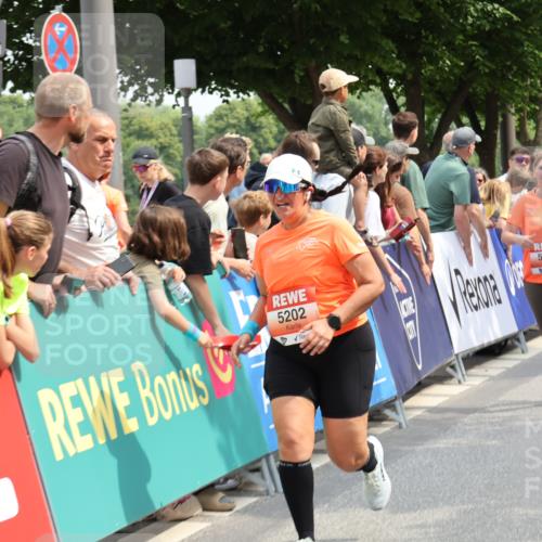 15.06.2025 - REWE Women's Run Strokosch-Dieckow http://msf.ph/oto/7932967 15.06.2025 11:05:16 Ziel 5116, 5183, 5184, 5202, 5224, 5301, 5321, 5346, 5347, 5596, 5639 meine-sportfotos.de