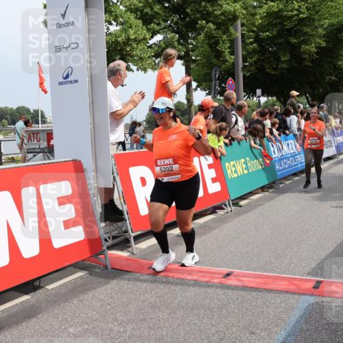 15.06.2025 - REWE Women's Run Strokosch-Dieckow http://msf.ph/oto/7932977 15.06.2025 11:05:17 Ziel 5116, 5183, 5184, 5202, 5224, 5301, 5321, 5346, 5347, 5639 meine-sportfotos.de