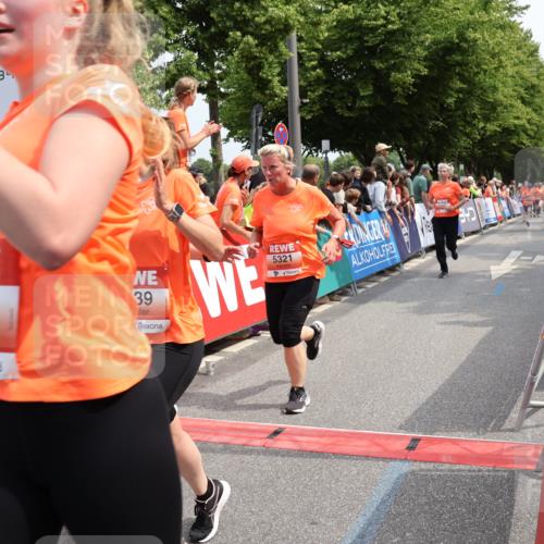 15.06.2025 - REWE Women's Run Strokosch-Dieckow http://msf.ph/oto/7933000 15.06.2025 11:05:19 Ziel 5116, 5202, 5223, 5224, 5321, 5346, 5347, 5639 meine-sportfotos.de