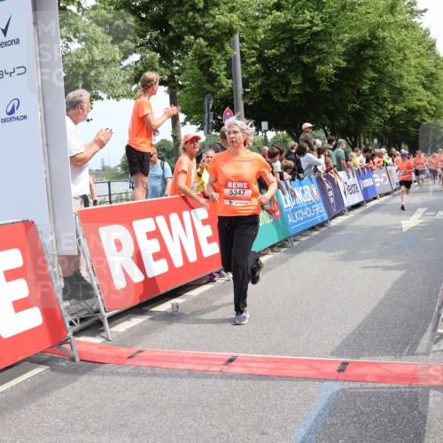 15.06.2025 - REWE Women's Run Strokosch-Dieckow http://msf.ph/oto/7933010 15.06.2025 11:05:21 Ziel 5116, 5202, 5223, 5224, 5321, 5346, 5347, 5518, 5639, 5646, 5690 meine-sportfotos.de