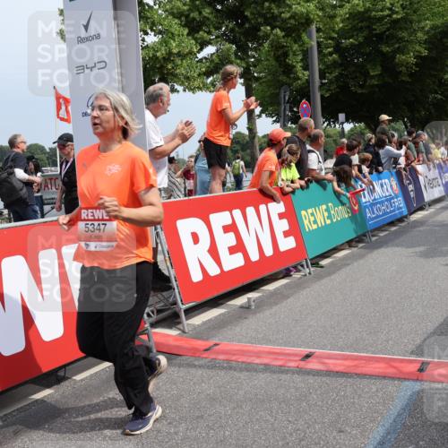 15.06.2025 - REWE Women's Run Strokosch-Dieckow http://msf.ph/oto/7933017 15.06.2025 11:05:21 Ziel 5116, 5202, 5223, 5224, 5321, 5346, 5347, 5518, 5639, 5646, 5690 meine-sportfotos.de