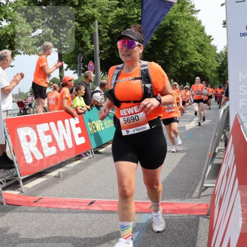 15.06.2025 - REWE Women's Run Strokosch-Dieckow http://msf.ph/oto/7933049 15.06.2025 11:05:26 Ziel 5089, 5103, 5216, 5223, 5224, 5275, 5321, 5347, 5401, 5439, 5440, 5444, 5477, 5518, 5540, 5557, 5646, 5690 meine-sportfotos.de