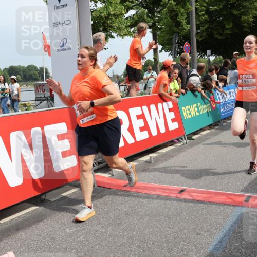15.06.2025 - REWE Women's Run Strokosch-Dieckow http://msf.ph/oto/7933058 15.06.2025 11:05:28 Ziel 5089, 5103, 5216, 5223, 5224, 5275, 5401, 5431, 5439, 5440, 5444, 5477, 5518, 5540, 5557, 5646, 5690 meine-sportfotos.de
