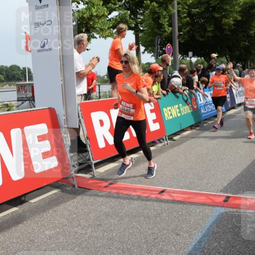 15.06.2025 - REWE Women's Run Strokosch-Dieckow http://msf.ph/oto/7933075 15.06.2025 11:05:29 Ziel 5089, 5103, 5216, 5223, 5224, 5275, 5401, 5431, 5439, 5440, 5444, 5477, 5518, 5540, 5544, 5557, 5646, 5690 meine-sportfotos.de