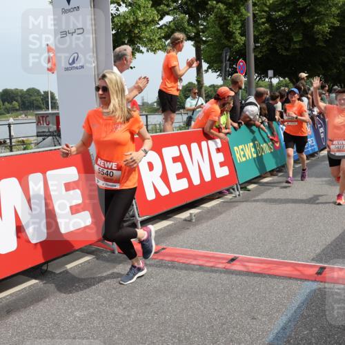15.06.2025 - REWE Women's Run Strokosch-Dieckow http://msf.ph/oto/7933081 15.06.2025 11:05:30 Ziel 5089, 5103, 5216, 5223, 5275, 5401, 5431, 5439, 5440, 5444, 5477, 5518, 5540, 5544, 5557, 5646, 5690 meine-sportfotos.de