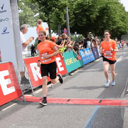 15.06.2025 - REWE Women's Run Strokosch-Dieckow http://msf.ph/oto/7933179 15.06.2025 11:05:38 Ziel 5089, 5103, 5216, 5260, 5275, 5344, 5431, 5439, 5440, 5544, 5604 meine-sportfotos.de