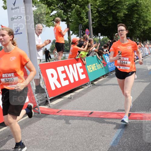 15.06.2025 - REWE Women's Run Strokosch-Dieckow http://msf.ph/oto/7933184 15.06.2025 11:05:38 Ziel 5089, 5103, 5216, 5260, 5275, 5344, 5431, 5439, 5440, 5544, 5604 meine-sportfotos.de