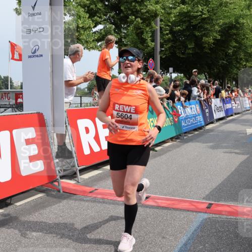 15.06.2025 - REWE Women's Run Strokosch-Dieckow http://msf.ph/oto/7933210 15.06.2025 11:05:40 Ziel 5260, 5344, 5431, 5544, 5604, 5668 meine-sportfotos.de