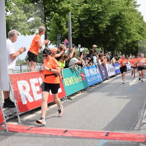 15.06.2025 - REWE Women's Run Strokosch-Dieckow http://msf.ph/oto/7933240 15.06.2025 11:05:47 Ziel 5005, 5028, 5146, 5284, 5387, 5388, 5472, 5668 meine-sportfotos.de