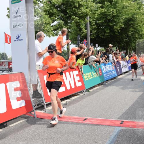 15.06.2025 - REWE Women's Run Strokosch-Dieckow http://msf.ph/oto/7933247 15.06.2025 11:05:47 Ziel 5005, 5028, 5146, 5284, 5387, 5388, 5472, 5668 meine-sportfotos.de