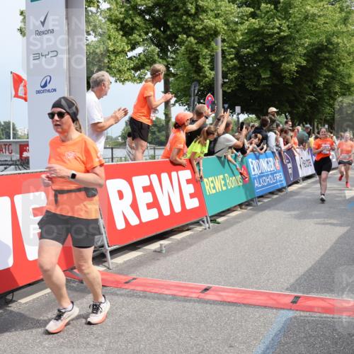 15.06.2025 - REWE Women's Run Strokosch-Dieckow http://msf.ph/oto/7933254 15.06.2025 11:05:47 Ziel 5005, 5028, 5146, 5284, 5387, 5388, 5472, 5668 meine-sportfotos.de