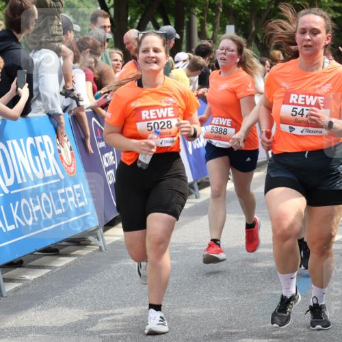 15.06.2025 - REWE Women's Run Strokosch-Dieckow http://msf.ph/oto/7933261 15.06.2025 11:05:48 Ziel 5005, 5028, 5146, 5284, 5387, 5388, 5472, 5668 meine-sportfotos.de