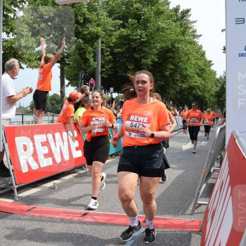 15.06.2025 - REWE Women's Run Strokosch-Dieckow http://msf.ph/oto/7933285 15.06.2025 11:05:49 Ziel 5005, 5028, 5146, 5284, 5387, 5388, 5472, 5553, 5668 meine-sportfotos.de
