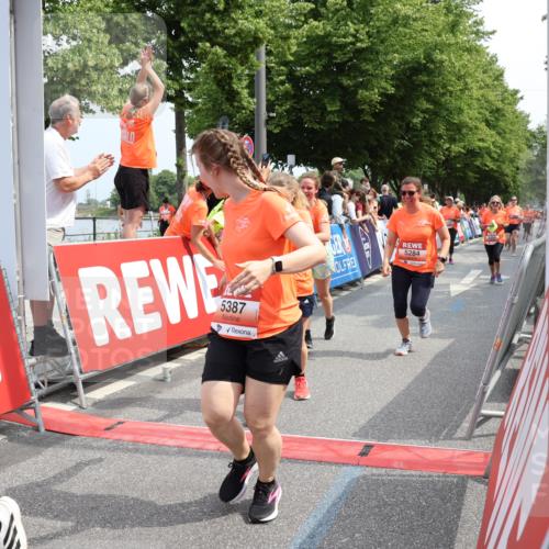 15.06.2025 - REWE Women's Run Strokosch-Dieckow http://msf.ph/oto/7933299 15.06.2025 11:05:51 Ziel 5005, 5028, 5146, 5195, 5284, 5387, 5388, 5472, 5553, 5668 meine-sportfotos.de