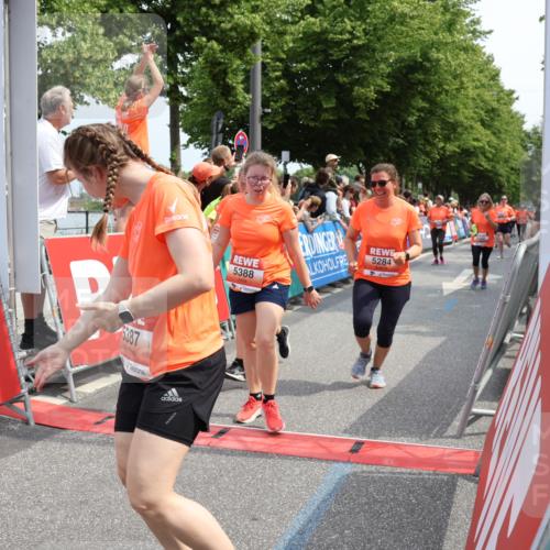 15.06.2025 - REWE Women's Run Strokosch-Dieckow http://msf.ph/oto/7933303 15.06.2025 11:05:51 Ziel 5005, 5028, 5146, 5195, 5284, 5387, 5388, 5472, 5553, 5668 meine-sportfotos.de