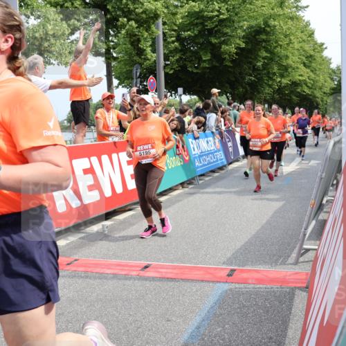 15.06.2025 - REWE Women's Run Strokosch-Dieckow http://msf.ph/oto/7933379 15.06.2025 11:05:57 Ziel 5005, 5146, 5195, 5212, 5261, 5265, 5284, 5285, 5298, 5387, 5388, 5468, 5530, 5553, 5559, 5636 meine-sportfotos.de