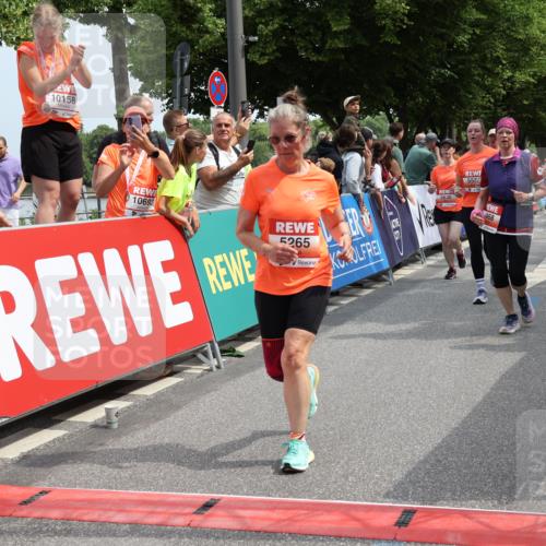 15.06.2025 - REWE Women's Run Strokosch-Dieckow http://msf.ph/oto/7933414 15.06.2025 11:06:00 Ziel 5005, 5189, 5195, 5212, 5261, 5265, 5270, 5285, 5298, 5450, 5468, 5522, 5530, 5553, 5559, 5636 meine-sportfotos.de
