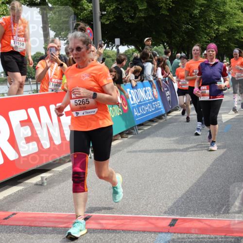 15.06.2025 - REWE Women's Run Strokosch-Dieckow http://msf.ph/oto/7933419 15.06.2025 11:06:00 Ziel 5005, 5189, 5195, 5212, 5261, 5265, 5270, 5285, 5298, 5450, 5468, 5522, 5530, 5553, 5559, 5636 meine-sportfotos.de