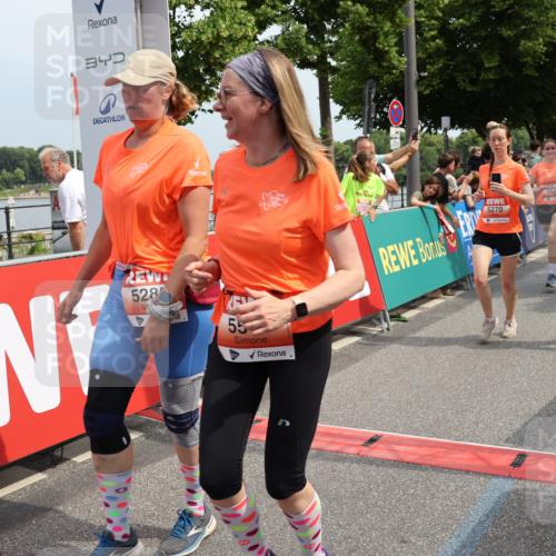 15.06.2025 - REWE Women's Run Strokosch-Dieckow http://msf.ph/oto/7933468 15.06.2025 11:06:04 Ziel 5189, 5195, 5212, 5261, 5265, 5270, 5285, 5298, 5450, 5468, 5522, 5530, 5559, 5602, 5636 meine-sportfotos.de