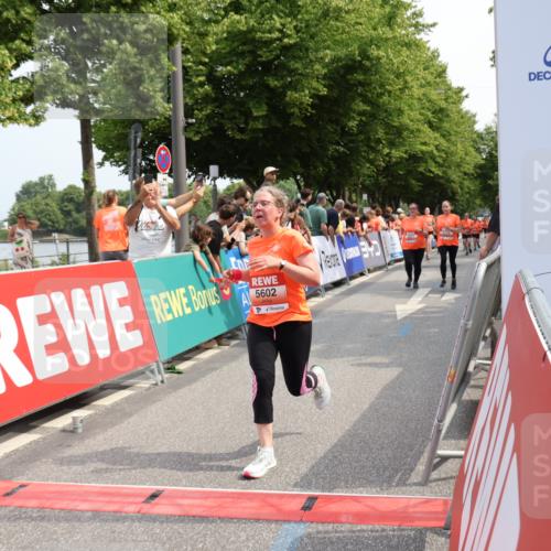 15.06.2025 - REWE Women's Run Strokosch-Dieckow http://msf.ph/oto/7933518 15.06.2025 11:06:10 Ziel 5189, 5270, 5374, 5450, 5517, 5522, 5556, 5602 meine-sportfotos.de