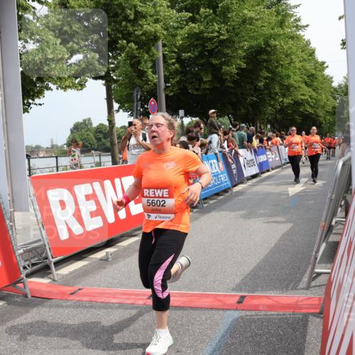 15.06.2025 - REWE Women's Run Strokosch-Dieckow http://msf.ph/oto/7933526 15.06.2025 11:06:10 Ziel 5189, 5270, 5374, 5450, 5517, 5522, 5556, 5602 meine-sportfotos.de