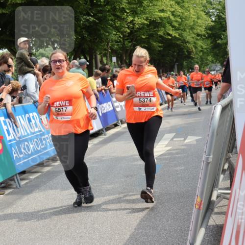 15.06.2025 - REWE Women's Run Strokosch-Dieckow http://msf.ph/oto/7933548 15.06.2025 11:06:12 Ziel 5189, 5374, 5517, 5522, 5556, 5602 meine-sportfotos.de