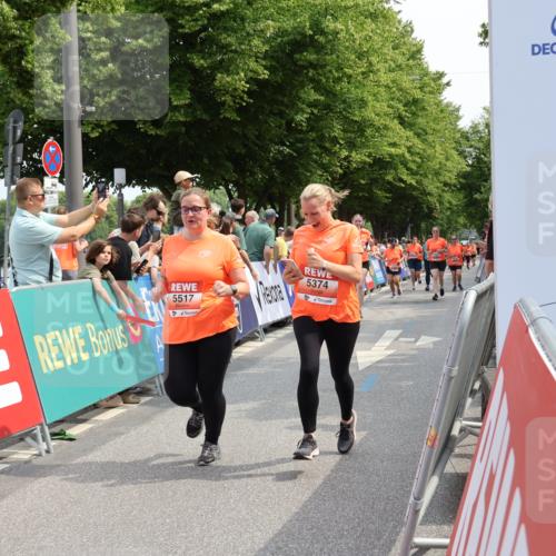 15.06.2025 - REWE Women's Run Strokosch-Dieckow http://msf.ph/oto/7933556 15.06.2025 11:06:12 Ziel 5189, 5374, 5517, 5522, 5556, 5602 meine-sportfotos.de