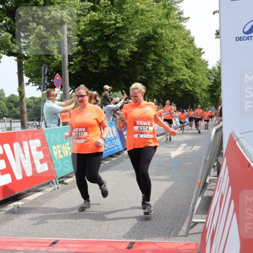 15.06.2025 - REWE Women's Run Strokosch-Dieckow http://msf.ph/oto/7933561 15.06.2025 11:06:13 Ziel 5374, 5517, 5556, 5602, 5666 meine-sportfotos.de