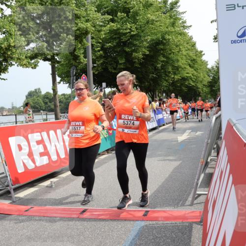 15.06.2025 - REWE Women's Run Strokosch-Dieckow http://msf.ph/oto/7933566 15.06.2025 11:06:13 Ziel 5374, 5517, 5556, 5602, 5666 meine-sportfotos.de