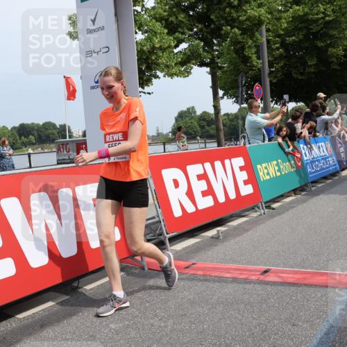 15.06.2025 - REWE Women's Run Strokosch-Dieckow http://msf.ph/oto/7933619 15.06.2025 11:06:17 Ziel 5013, 5029, 5257, 5288, 5374, 5424, 5517, 5556, 5666 meine-sportfotos.de