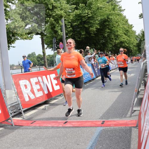 15.06.2025 - REWE Women's Run Strokosch-Dieckow http://msf.ph/oto/7933641 15.06.2025 11:06:19 Ziel 5013, 5029, 5257, 5288, 5374, 5424, 5517, 5556, 5666 meine-sportfotos.de