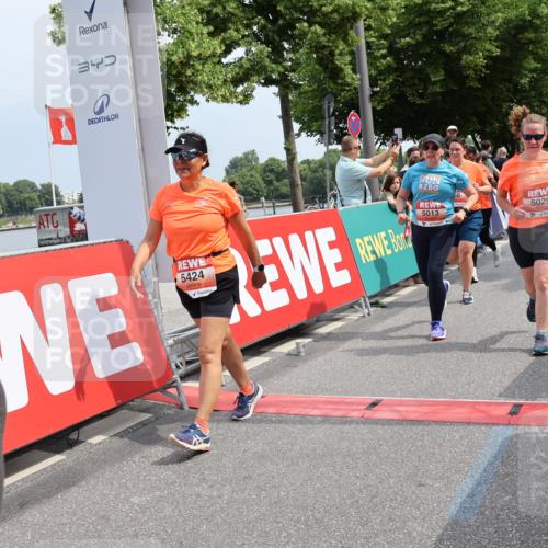 15.06.2025 - REWE Women's Run Strokosch-Dieckow http://msf.ph/oto/7933665 15.06.2025 11:06:20 Ziel 5013, 5029, 5257, 5288, 5374, 5424, 5517, 5556, 5666 meine-sportfotos.de