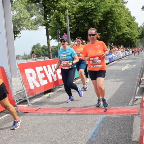 15.06.2025 - REWE Women's Run Strokosch-Dieckow http://msf.ph/oto/7933671 15.06.2025 11:06:21 Ziel 5013, 5029, 5257, 5288, 5424, 5556, 5666 meine-sportfotos.de
