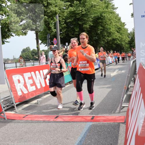 15.06.2025 - REWE Women's Run Strokosch-Dieckow http://msf.ph/oto/7933718 15.06.2025 11:06:32 Ziel 5061, 5084, 5153, 5324, 5356, 5606 meine-sportfotos.de