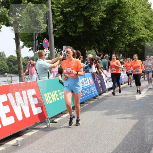 15.06.2025 - REWE Women's Run Strokosch-Dieckow http://msf.ph/oto/7933762 15.06.2025 11:06:37 Ziel 5061, 5084, 5101, 5153, 5238, 5324, 5339, 5340, 5356, 5437, 5606 meine-sportfotos.de