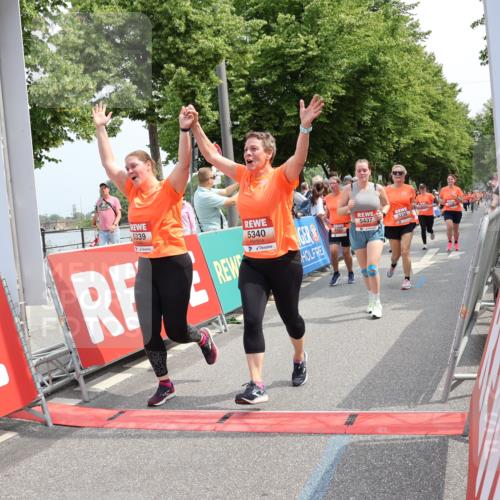 15.06.2025 - REWE Women's Run Strokosch-Dieckow http://msf.ph/oto/7933804 15.06.2025 11:06:40 Ziel 5046, 5049, 5061, 5070, 5101, 5238, 5324, 5339, 5340, 5437 meine-sportfotos.de