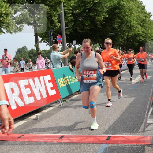 15.06.2025 - REWE Women's Run Strokosch-Dieckow http://msf.ph/oto/7933828 15.06.2025 11:06:41 Ziel 5046, 5049, 5070, 5101, 5238, 5324, 5339, 5340, 5437 meine-sportfotos.de
