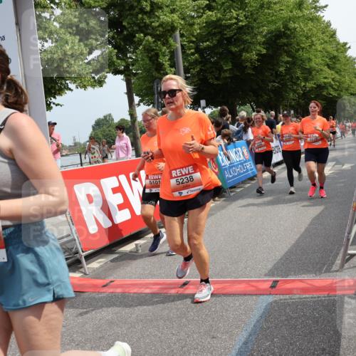 15.06.2025 - REWE Women's Run Strokosch-Dieckow http://msf.ph/oto/7933852 15.06.2025 11:06:43 Ziel 5046, 5049, 5070, 5101, 5136, 5238, 5324, 5339, 5340, 5437 meine-sportfotos.de