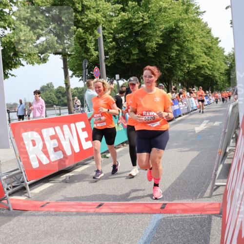 15.06.2025 - REWE Women's Run Strokosch-Dieckow http://msf.ph/oto/7933875 15.06.2025 11:06:44 Ziel 5046, 5049, 5070, 5101, 5136, 5238, 5324, 5339, 5340, 5437 meine-sportfotos.de