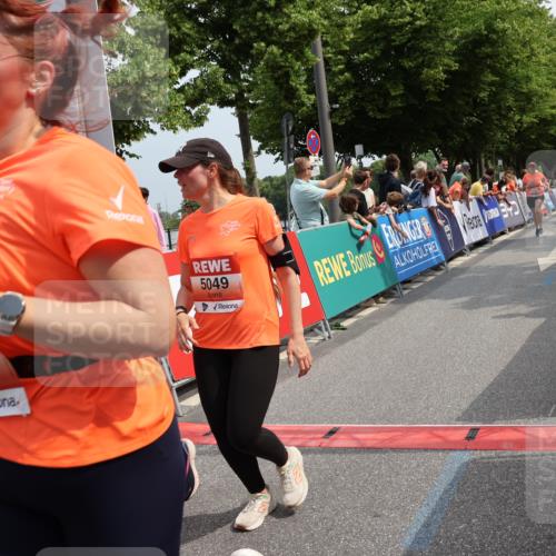 15.06.2025 - REWE Women's Run Strokosch-Dieckow http://msf.ph/oto/7933888 15.06.2025 11:06:45 Ziel 5046, 5049, 5070, 5101, 5136, 5238, 5324, 5339, 5340, 5437 meine-sportfotos.de