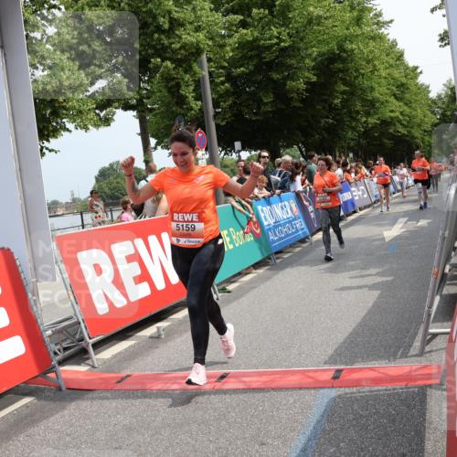 15.06.2025 - REWE Women's Run Strokosch-Dieckow http://msf.ph/oto/7933906 15.06.2025 11:06:55 Ziel 5136, 5159, 5187, 5506, 5555, 5618 meine-sportfotos.de