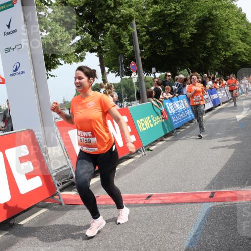 15.06.2025 - REWE Women's Run Strokosch-Dieckow http://msf.ph/oto/7933912 15.06.2025 11:06:56 Ziel 5136, 5159, 5187, 5367, 5506, 5555, 5618 meine-sportfotos.de
