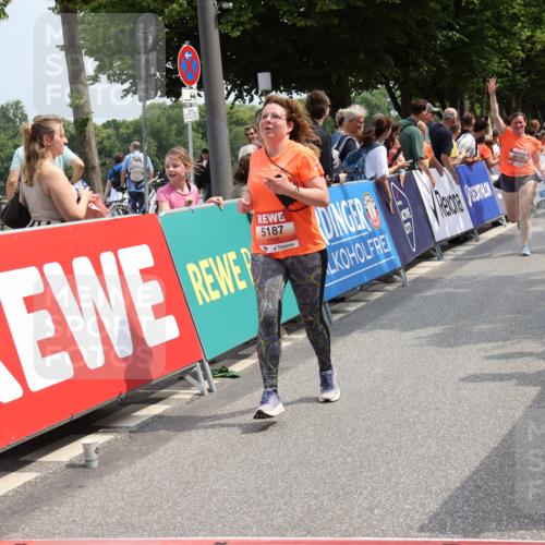 15.06.2025 - REWE Women's Run Strokosch-Dieckow http://msf.ph/oto/7933921 15.06.2025 11:06:57 Ziel 5159, 5187, 5367, 5506, 5555, 5618 meine-sportfotos.de