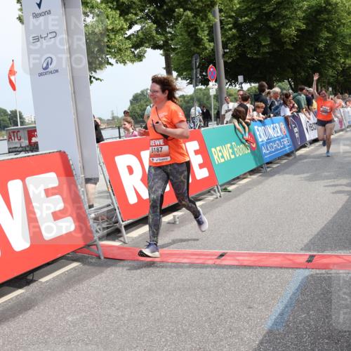 15.06.2025 - REWE Women's Run Strokosch-Dieckow http://msf.ph/oto/7933937 15.06.2025 11:06:57 Ziel 5159, 5187, 5367, 5506, 5555, 5618 meine-sportfotos.de