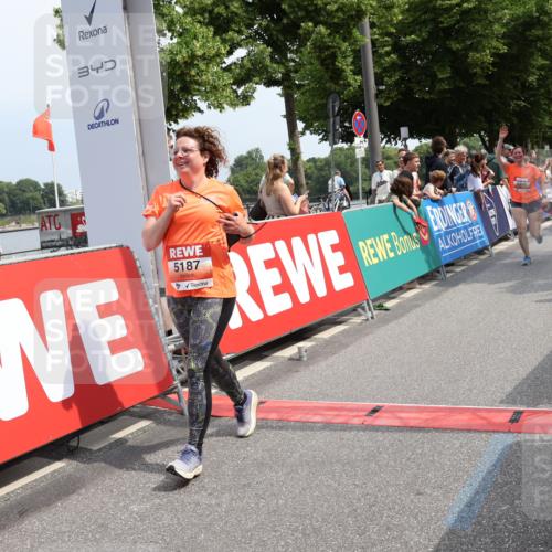 15.06.2025 - REWE Women's Run Strokosch-Dieckow http://msf.ph/oto/7933942 15.06.2025 11:06:58 Ziel 5080, 5159, 5187, 5367, 5506, 5555, 5618 meine-sportfotos.de
