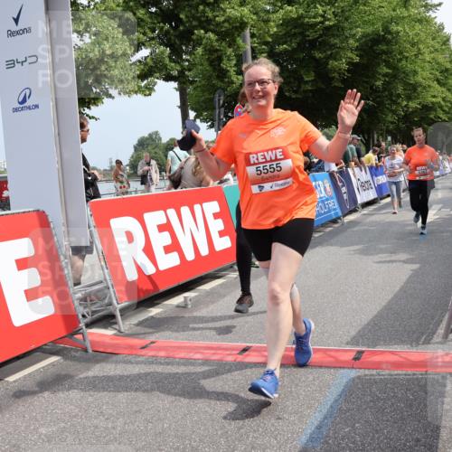 15.06.2025 - REWE Women's Run Strokosch-Dieckow http://msf.ph/oto/7934003 15.06.2025 11:07:01 Ziel 5080, 5159, 5187, 5367, 5506, 5555, 5618 meine-sportfotos.de